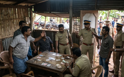 ചീട്ടുകളി റെയ്ഡ്: മറ്റുള്ളവരെ പൂട്ടി, കൂടെയുള്ള പൊലീസുകാരനെ വിട്ടയച്ചു; പ്രതിഷേധം കനത്തതോടെ ഒടുവിൽ കേസ്