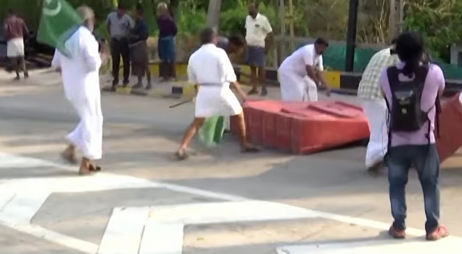 പിരിവ് തുടങ്ങി, നാട്ടിക ടോൾ പ്ലാസയിൽ യുഡിഎഫ് ഉപരോധം; പൊലീസുമായി ഉന്തും തള്ളും