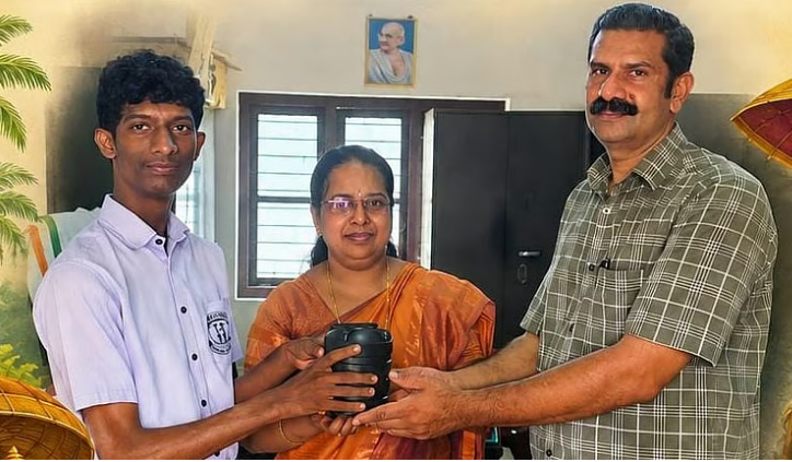 ഹുണ്ടികയിലെ ചില്ലിക്കാശ് സഹപാഠികളുടെ ഉച്ചഭക്ഷണത്തിന്; വേറിട്ട മാതൃകയുമായി ദേവനന്ദ്