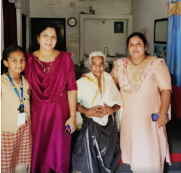 ഉച്ചഭക്ഷണ വിതരണത്തിന് നേതൃത്വം നൽകിയ അമ്മയെ ആദരിച്ച്  വൈ എൽ എം.യു.പി.എസിലെ കുഞ്ഞുങ്ങൾ