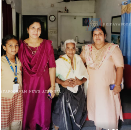 ഉച്ചഭക്ഷണ വിതരണത്തിന് നേതൃത്വം നൽകിയ അമ്മയെ ആദരിച്ച്  വൈ എൽ എം.യു.പി.എസിലെ കുഞ്ഞുങ്ങൾ