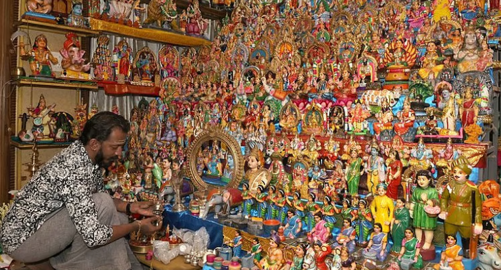 നവരാത്രി ആഘോഷങ്ങള്‍ക്ക് ഇന്ന് തുടക്കം, ഭക്തിനിറവില്‍ ബൊമ്മക്കൊലുകള്‍ ഒരുക്കി; വ്രതം ആചരിക്കേണ്ടതെങ്ങനെ?