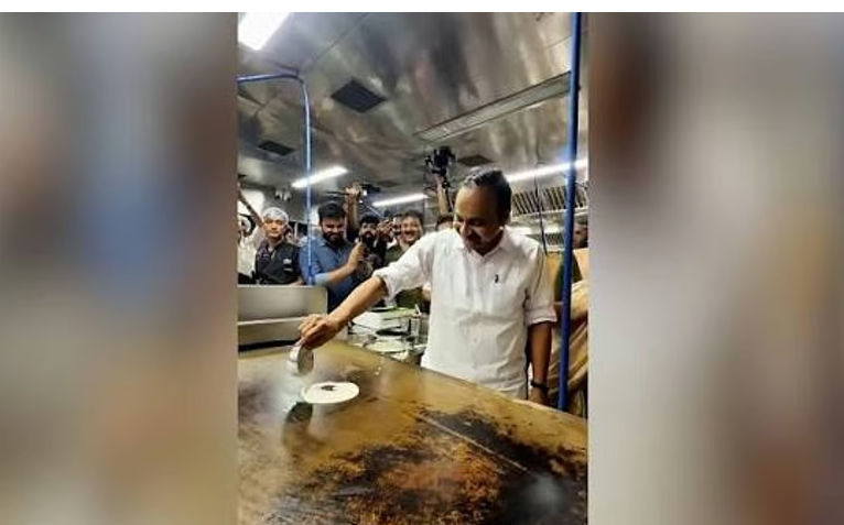 ‘ഞാനൊക്കെ ദോശ ഉണ്ടാക്കിയിട്ടുണ്ട്’; ദോശ ചുട്ട് കട ഉദ്ഘാടനം ചെയ്ത് മുഖ്യമന്ത്രി
