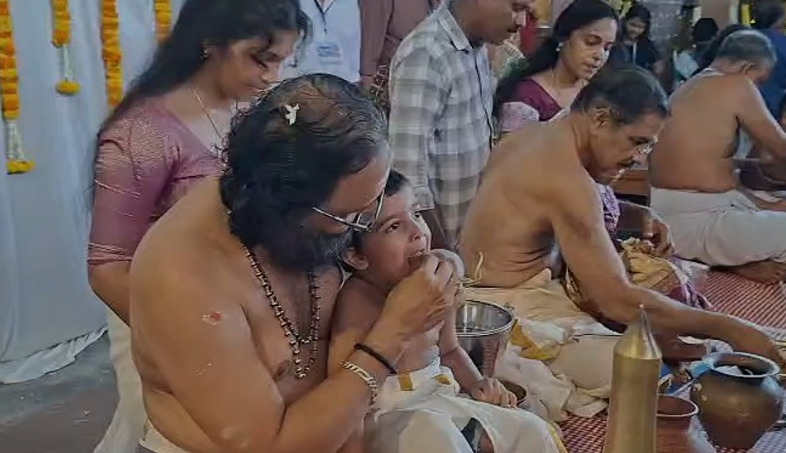 വിദ്യാരംഭം: കണ്ണൂരിലെ മൂകാംബികയിൽ ഹരിശ്രീ കുറിച്ച് കുരുന്നുകൾ; ക്ഷേത്രങ്ങളിൽ ഭക്തജനത്തിരക്ക്