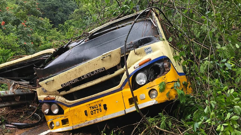 ബസിന് മുകളിലേക്ക് മണ്ണിടിഞ്ഞു, യാത്രക്കാരെയും ഡ്രൈവറെയും രക്ഷപ്പെടുത്തി; തമിഴ്‌നാട്ടില്‍ പെരുമഴ