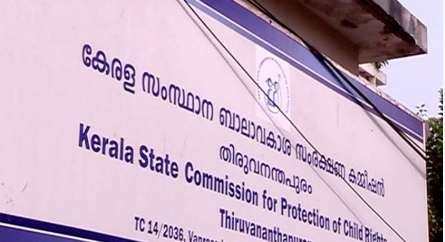 കഴക്കൂട്ടത്ത് കാറിൽ കൊച്ചുകുട്ടിയുമായി അപകടയാത്ര: ബാലാവകാശ കമ്മിഷൻ കേസെടുത്തു